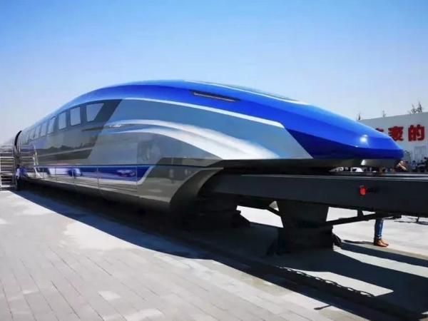 Поезд на магнитной подушке с максимальной скоростью 600 км в час.